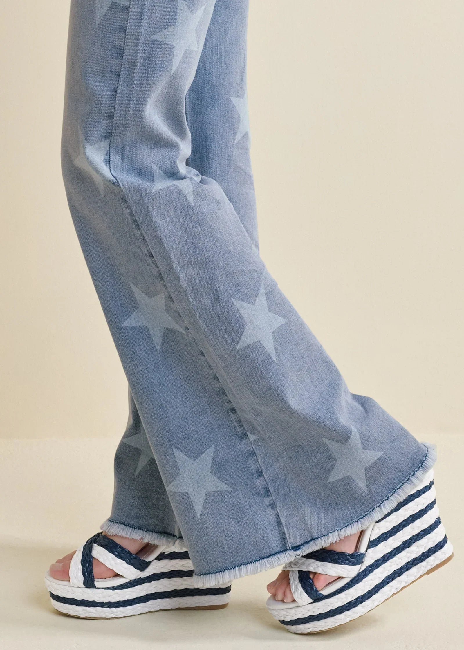 Mid Rise Star Flare Jeans Light Wash