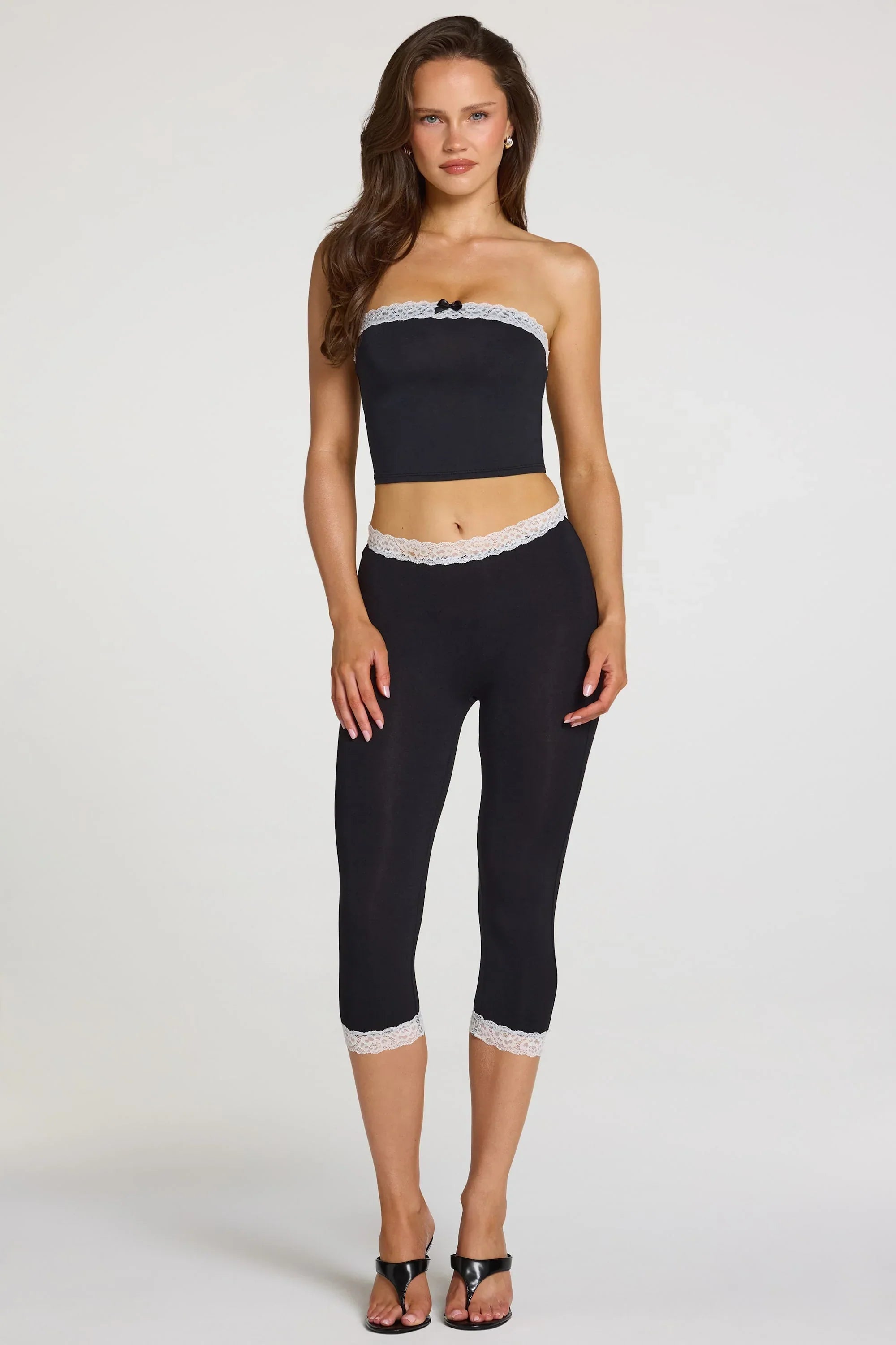 Modal Lace Trim Mid Rise Capri Leggings in Black